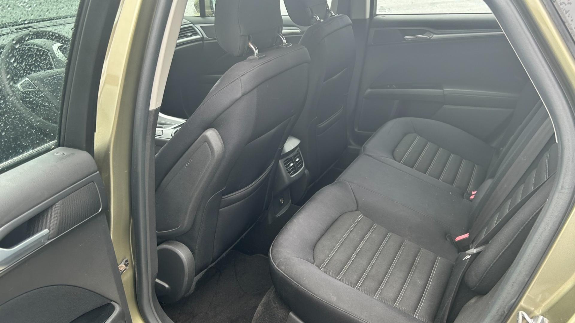 2013 GREEN /BLACK / GRAY Ford Fusion SE (3FA6P0H73DR) with an 2.5L 4CYL engine, 6-Speed Automatic transmission, located at 2710A Westlane Rd., Indianapolis, IN, 46268, (317) 291-2000, 39.885670, -86.208160 - Photo#4